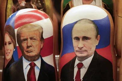Traditional Russian wooden nesting dolls, Matryoshka dolls, depicting Russia's President Vladimir Putin (R), US President Donald Trump and his wife Melania Trump (L) are displayed for sale at a gift shop on the touristic Arbat street in downtown Moscow on February 13, 2025. Russians were cautiously upbeat after Vladimir Putin and Donald Trump spoke by phone on February 13, 2025, praising it as a "first step" towards repairing ruptured ties between the two nuclear-armed superpowers. (Photo by TATYANA MAKEYEVA / AFP)Editoria: POLLocal: MoscowIndexador: TATYANA MAKEYEVASecao: armed conflictFonte: AFPFotógrafo: STR<!-- NICAID(15975638) -->