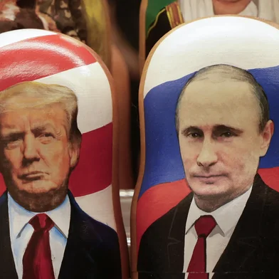 Traditional Russian wooden nesting dolls, Matryoshka dolls, depicting Russia's President Vladimir Putin (R), US President Donald Trump and his wife Melania Trump (L) are displayed for sale at a gift shop on the touristic Arbat street in downtown Moscow on February 13, 2025. Russians were cautiously upbeat after Vladimir Putin and Donald Trump spoke by phone on February 13, 2025, praising it as a "first step" towards repairing ruptured ties between the two nuclear-armed superpowers. (Photo by TATYANA MAKEYEVA / AFP)Editoria: POLLocal: MoscowIndexador: TATYANA MAKEYEVASecao: armed conflictFonte: AFPFotógrafo: STR<!-- NICAID(15975638) -->