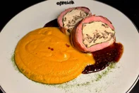 Ballotine de filé suíno curado com cenoura, avelã e molho charcutiére