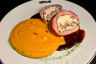 Ballotine de filé suíno curado com cenoura, avelã e molho charcutiére