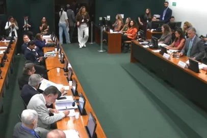 A Comissão de Constituição e Justiça (CCJ) da Câmara dos Deputados começou a analisar, na manhã desta quarta-feira (15), a proposta de emenda à Constituição que propõe o fim da jornada de trabalho em regime 6x1<!-- NICAID(16266311) -->