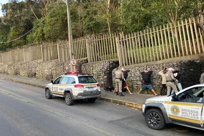 Subida da Rua Borges de Medeiros, chamado de Morro do Sabão, no acesso ao bairro Primeiro de Maio. Local é ponto de encontro de usuários de drogas. Matéria sobre as reclamações da comunidade e ações da prefeitura diante da sujeira e insegurança.<!-- NICAID(14907057) -->