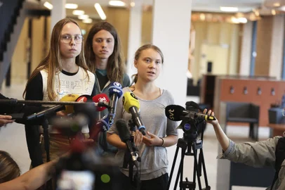 Journalists take footage as Swedish climate activist Greta Thunberg, charged after a climate action in the Norra hamnen neighbourhood in Malmo, waits for the start of her trial at the District Court in Malmo, Sweden on July 24, 2023. Swedish climate campaigner Greta Thunberg goes on trial on July 24 charged with disobeying police at a rally last month, in which activists blocked the port in the city of Malmo. (Photo by Andreas HILLERGREN / TT News Agency / AFP) / Sweden OUTEditoria: CLJLocal: MalmöIndexador: ANDREAS HILLERGRENSecao: trialsFonte: TT News AgencyFotógrafo: STR<!-- NICAID(15490465) -->