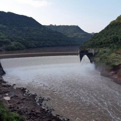 MONTE BELO DO SUL RS, BRASIL, 20/09/2023. Notícias falsas espalham que enchentes no Vale Taquari teriam ganhado força por conta das três usinas da Companhia Energética Rio das Antas (Ceran). Reportagem passa pelas usinas para desmentir notícia falsa e verificar o funcionamento das hidrelétricas. Na foto, Usina Castro Alves, localizada em Nova Roma do Sul. (Porthus Junior/Agência RBS)<!-- NICAID(15547046) -->