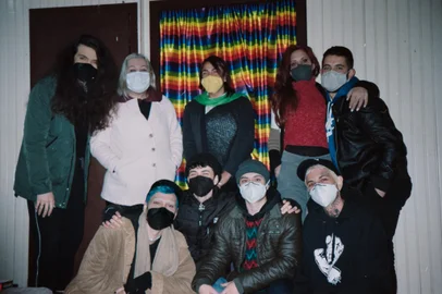Cleonice Araújo (em pé à esquerda, de casaco branco) ao lado dos moradores da Casa de Acolhimento e da equipe idealizadora do documentário Intransitivo.<!-- NICAID(14888200) -->