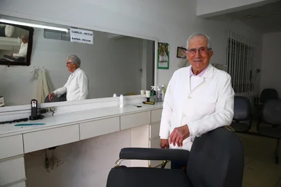 CAXIAS DO SUL, RS, BRASIL, 13/08/2025. Valdemar Barbosa, conhecido afinador de acordeões, que está prestes a completar 90 anos de vida. Barbosa ainda exerce a função de barbeiro. (Porthus Junior/Agêncis RBS)<!-- NICAID(16100966) -->