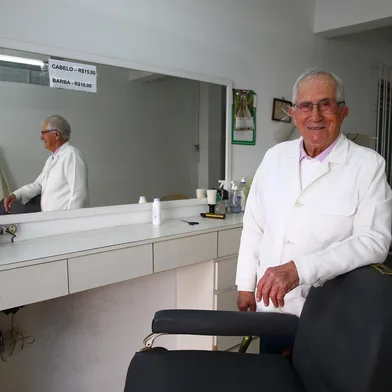 CAXIAS DO SUL, RS, BRASIL, 13/08/2025. Valdemar Barbosa, conhecido afinador de acordeões, que está prestes a completar 90 anos de vida. Barbosa ainda exerce a função de barbeiro. (Porthus Junior/Agêncis RBS)<!-- NICAID(16100966) -->