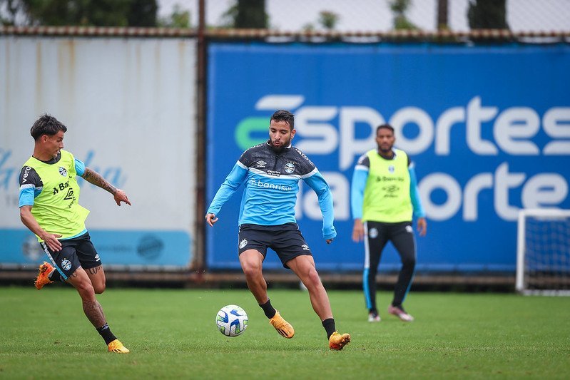 Grêmio pode ter improvisação no meio-campo contra o Athletico-PR