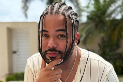 Natural da Paraíba, Hytalo Santos, de 26 anos, ficou conhecido por publicar vídeos dançando brega-funk no TikTok e outras plataformas. Atualmente, ele soma mais de 17 milhões de seguidores e é chamado por muitos de “pai de internet”, por ter acolhido jovens em situação de vulnerabilidade social, apresentando o cotidiano desses “filhos” em seus perfis.<!-- NICAID(16050622) -->