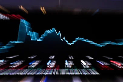 The BOVESPA index is pictured on a board at the Sao Paulo Stock Exchange (B3) in downtown Sao Paulo, Brazil, on April 7, 2025. Stock markets and oil prices around the world collapsed further on a black Monday for markets as US President Donald Trump stood firm over his tariffs despite recession fears. (Photo by Nelson ALMEIDA / AFP)Editoria: FINLocal: Sao PauloIndexador: NELSON ALMEIDASecao: business (general)Fonte: AFPFotógrafo: STF<!-- NICAID(16011993) -->