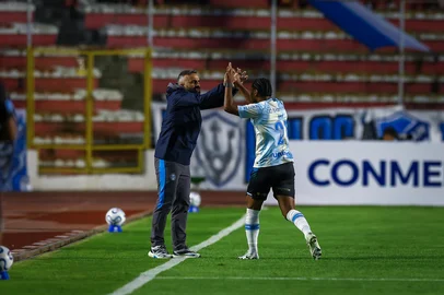 Gremio x BolivarRS - FUTEBOL/CONMEBOL SULAMERICANA 2026 /GREMIO X BOLIVAR- ESPORTES - Lance da partida entre Gremio e Bolivar disputada na noite desta quinta-feira, no estÃ¡dio Hernando Siles, em La Paz, valida pela Copa Sulamericana 2026. FOTO: LUCAS UEBEL/GREMIO FBPAEditoria: SPOLocal: La PazIndexador: Lucas UebelSecao: futebolFonte: Gremio.netFotógrafo: Gremio x Bolivar<!-- NICAID(16332991) -->