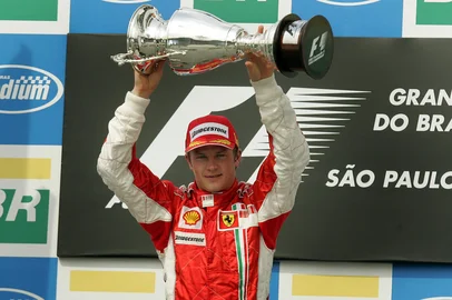 72743372Finnish Formula One driver Kimi Raikkonen of Ferrari holds his trophy during the podium ceremony of Brazil's F1 GP, 21 October 2007 at the Interlagos racetrack in Sao Paulo, Brazil. Raikkonen won the race and the World Championship's title.   AFP PHOTO EVARISTO SA (Photo by EVARISTO SA / AFP)Editoria: SPOLocal: Sao PauloIndexador: EVARISTO SASecao: motor racingFonte: AFP<!-- NICAID(16265485) -->