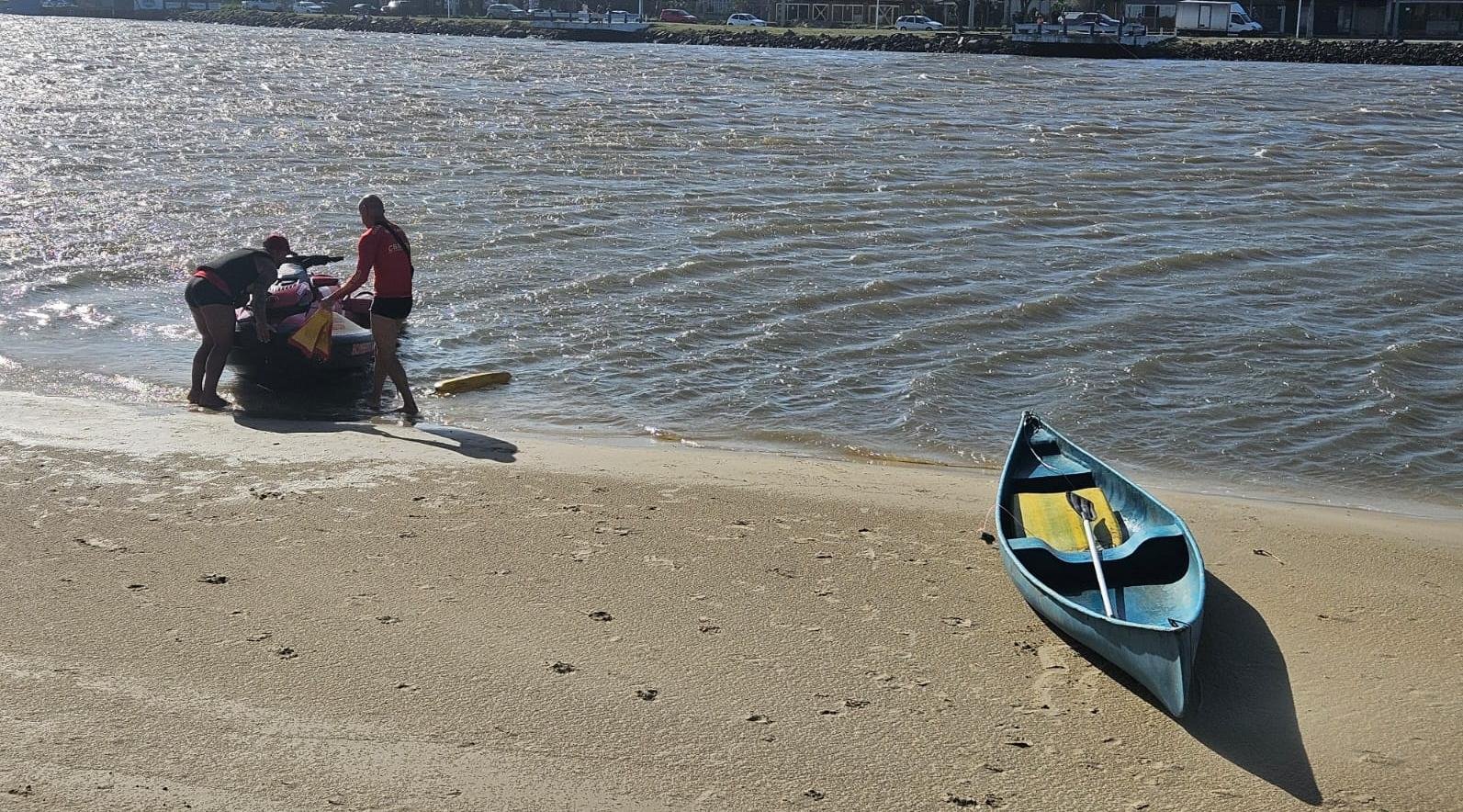 Cinco pessoas s&atilde;o resgatadas ap&oacute;s barco virar em Tramanda&iacute;