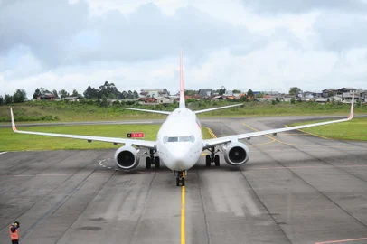 CAXIAS DO SUL, RS, BRASIL, 18/10/2022.  Aeroporto Regional de Caxias do Sul - Hugo Cantergiani (CXJ/SBCX)  estreia voo direto entre Caxias do Sul e Rio De Janeiro. O voo inédito é operado pela Gol e passa a ser oferecido sempre às terças e quintas. Para outubro ainda está confirmado, além dos voos da semana que vem, uma nova opção no sábado, dia 29. (Porthus Junior/Agência RBS)<!-- NICAID(15239183) -->