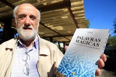 CAXIAS DO SUL, RS, BRASIL, 30/04/2021 -  Inquieto, cheio de energia e sorridente, Virgilio Canever, 72 anos, se dedica há mais de duas décadas a um projeto que foi inspirado por seu jeito de ser: otimista. Isso mesmo, se tem uma palavra do dicionário que define Canever é otimismo. Servidor aposentado do Banco do Brasil, professor de História e de xadrez da Associação dos Pais e Amigos dos Deficientes Visuais (Apadev) de Caxias do Sul, ele criou um dicionário do bem_ Sou apaixonado por essa ideia de pode ensinar um novo jeito de aprender o bem. Reuni palavras mágicas que demostram o bem que temos no mundo e para representar cada uma delas tem pensamentos e histórias que podemos seguir, porque se ensina pelo exemplo. A ideia original do autor era reunir palavras positivas para ajudar, e até inspirar, pais e professores a encontrar um novo jeito de ensinar às crianças. O trabalhou começou com uma pesquisa em dicionários. (Marcelo Casagrande/Agência/RBS)<!-- NICAID(14770874) -->