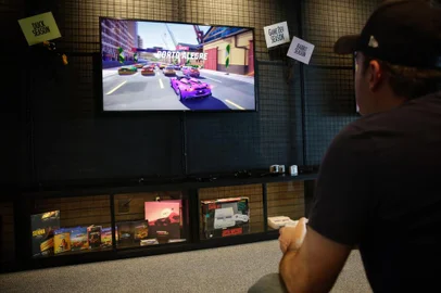 Porto Alegre, RS, Brasil, 10-11-2022: Profissionais durante o trabalho no Aquiris Games Studio, no Tecnopuc. Empresa desenvolve o jogo Horizon Chase 2. Matéria sobre crescimento no mercado de desenvolvimento de games no Rio Grande do Sul. Foto: Mateus Bruxel/Agência RBSIndexador: Mateus Bruxel<!-- NICAID(15261366) -->