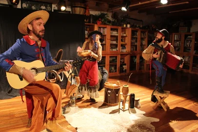 Oh de Casa! Contos Tropeiros - classificação livreUma história musicada sobre andanças, cantos e contos tropeiros.Dirigido por Rafael Schizzi. Estrelado por Jânio Nunes, Edu Segabbi e Luana Marasca. Direção musical de Cibele Tedesco. Figurinos: Raquel Capeletto.<!-- NICAID(15820985) -->