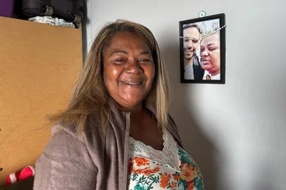 Na casa 10 do loteamento que abriga as moradias provisórias em Cruzeiro do Sul mora a dona de casa Maria Salete Farias, com o marido e dois cachorros de estimação que dão o alerta quando um estranho se aproxima. Ela é mais uma das vítimas da enchente do Rio Taquari que olha para o futuro com esperança depois de ter conseguido sair dos alojamentos onde passou quase um ano.  <!-- NICAID(16027834) -->