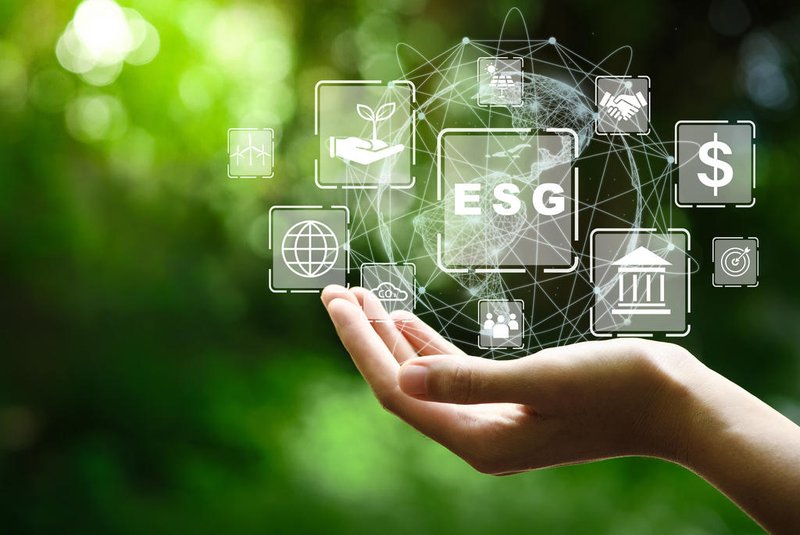 ESG icon concept in the hand for environmental, social, and governance in sustainable and ethical business on the Network connection on a green background.Fonte: 461257092<!-- NICAID(14925450) -->