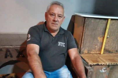 Um dos suspeitos de matar o taxista de Caxias do Sul João Vieira da Silva, 64 anos, em Jaguaruna (SC), foi preso no final da tarde desta segunda-feira (17). Conforme o delegado da Polícia Civil da Comarca de Jaguaruna, Leandro Loreto, a prisão ocorreu na região do Morro da Fumaça (SC), distante cerca de 25 quilômetros do local do crime. O delegado afirma que seguem às buscas a outro suspeito e que a investigação está apurando as motivações do homicídio.<!-- NICAID(15791954) -->