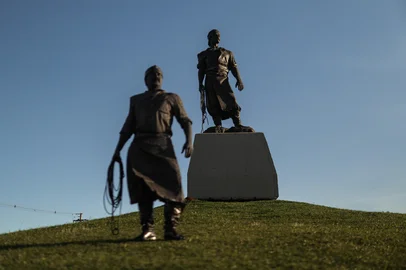 PORTO ALEGRE, RS, BRASIL, 28-08-2025: Quem é o homem que se tornou a escultura viva do Laçador. A história do artista Pablo Espindola, que intepreta o Laçador em eventos e peças teatrais. Os bastidores da transformação do artista na figura imortalizada pelo escultor pelotense Antônio Caringi. Foto: Renan Mattos / Agência RBS<!-- NICAID(16112380) -->