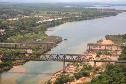 This handout picture released by Brazils Ministry of Transports shows the Juscelino Kubitschek de Oliveira bridge that collapsed on December 22 over the Tocantins River in Aguiarnopolis, Tocantins state, Brazil on December 24, 2024. At least one person was killed and 16 others are missing when a bridge collapsed between the Brazilian states of Maranhao and Tocantins in northern Brazil, a police spokesman told AFP on December 23. (Photo by Handout / Brazils Ministry of Transports / AFP) / RESTRICTED TO EDITORIAL USE - MANDATORY CREDIT "AFP PHOTO /  BRAZIL'S MINISTRY OF TRANSPORT / HANDOUT /  " - NO MARKETING NO ADVERTISING CAMPAIGNS - DISTRIBUTED AS A SERVICE TO CLIENTSEditoria: DISLocal: AguiarnópolisIndexador: HANDOUTSecao: industrial accidentFonte: Brazil’s Ministry of TransportsFotógrafo: Handout<!-- NICAID(15942160) -->