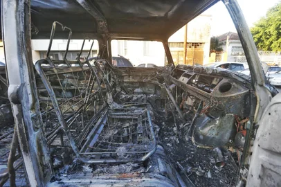 PORTO ALEGRE, RS, BRASIL, 15/05/2023- Kombi pega fogo na Av. Niterói em Porto Alegre. Foto: Lauro Alves  / Agencia RBS<!-- NICAID(15428394) -->