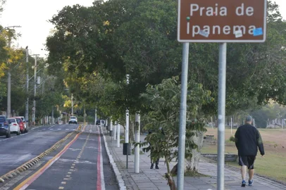 ***EM BAIXA***PORTO ALEGRE, RS, BRASIL, 17/05/2023- Ciclovia revitalizada da Avenida Guaíba.  Foto: Lauro Alves  / Agencia RBS<!-- NICAID(15430272) -->