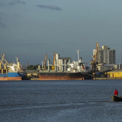 PORTO ALEGRE, RS, BRASIL - 08/04/2020Porto de Porto Alegre opera com restrições devido a estiagem<!-- NICAID(14472609) -->