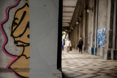 PORTO ALEGRE, RS, BRASIL - 29/09/2021Equipe da prefeitura usa tinta imprópria para revitalizar o Viaduto Otávio Rocha<!-- NICAID(14902277) -->
