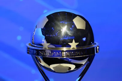 The Copa Sudamericana trophy is displayed before the draw for the round of 16 at the Conmebol headquarters in Luque, Paraguay, on June 2, 2025. (Photo by DANIEL DUARTE / AFP)<!-- NICAID(16050719) -->
