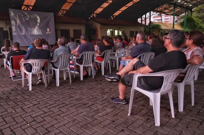 No dia 23 de junho, sexta-feira, a comunidade de Nova Petrópolis e região poderá prestigiar uma exibição gratuita do curta-metragem “O Caminho de Hans”, primeiro filme brasileiro de ficção sobre cooperativismo. O curta é alusivo às comemorações dos 120 anos da cooperativa de crédito e será exibido às 17 horas, no Centro de Eventos da cidade, junto à programação do Festival Sabores da Colônia.<!-- NICAID(15455039) -->