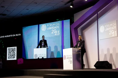 PORTO ALEGRE, RS, BRASIL, 13.04.2023: o empresário e escritor brasileiro; fundador da empresa Wise Up e ex-proprietário do Orlando City Soccer Club, Flávio Augusto da Silva, recebe o prêmio Libertas e palestra no Fórum da Liberdade 2023. Foto: Camila Hermes/Agencia RBS<!-- NICAID(15402230) -->