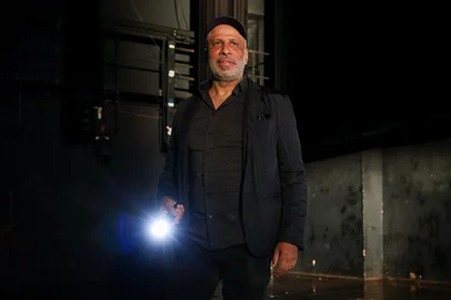 PORTO ALEGRE, RS, BRASIL, 19.06.24: Um dos principais palcos de Porto Alegre, o Teatro Renascença foi alagado pela enchente. O palco ficou debaixo d'água, assim como as poltronas e o subsolo. Na foto, Jessé Oliveira, coordenador de Artes Cênicas da Secretaria Municipal de Cultura. Fotos: Duda Fortes / Agencia RBS<!-- NICAID(15793022) -->