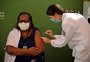 Enfermeira é a primeira a receber dose de vacina aprovada pela Anvisa