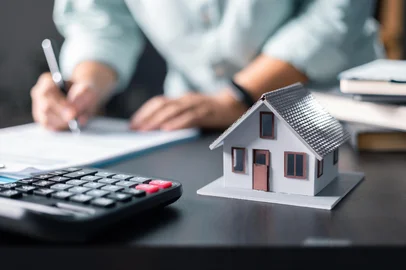 Mortgage property insurance dream moving home and real estate concept.Female calculate finance expenditures on machine, manage plan family household budget, insurance or loan real estate or property.PORTO ALEGRE, RS, BRASIL, 22-07-2025: Financiamento imobiliário. Foto: JD8/stock.adobe.comFonte: 669484990<!-- NICAID(16085714) -->