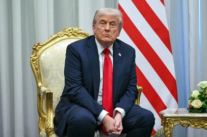 SAUL LOEB / AFP US President Donald Trump listens during a meeting with Egypt's President Abdel Fattah al-Sisi at a summit on Gaza in Sharm el-Sheikh on October 13, 2025. Trump hailed an end to a "painful nightmare" in a speech to Israel's parliament October 13, as the last surviving hostages returned home from Gaza and a group of Palestinian prisoners were freed under a ceasefire deal he spearheaded. (Photo by SAUL LOEB / AFP)Editoria: WARLocal: Sharm el SheikhIndexador: SAUL LOEBSecao: diplomacyFonte: AFPFotógrafo: STF<!-- NICAID(16144983) -->