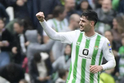 Real Betis American midfielder #04 Johnny Cardoso celebrates scoring his team's third goal during the Spanish league football match between Real Betis and Athletic Club Bilbao at the Benito Villamarin stadium in Seville on February 25, 2024. (Photo by CRISTINA QUICLER / AFP)Editoria: SPOLocal: SevilleIndexador: CRISTINA QUICLERSecao: soccerFonte: AFPFotógrafo: STR<!-- NICAID(15692004) -->