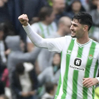 Real Betis American midfielder #04 Johnny Cardoso celebrates scoring his team's third goal during the Spanish league football match between Real Betis and Athletic Club Bilbao at the Benito Villamarin stadium in Seville on February 25, 2024. (Photo by CRISTINA QUICLER / AFP)Editoria: SPOLocal: SevilleIndexador: CRISTINA QUICLERSecao: soccerFonte: AFPFotógrafo: STR<!-- NICAID(15692004) -->