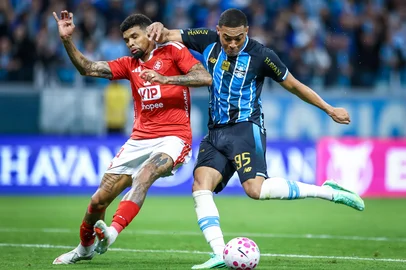 Lucas Uebel / Grêmio FBPA Grenal 455RS - FUTEBOL/CAMPEONATO BRASILEIRO 2026 /GRENAL 455 - ESPORTES - Lance da partida entre Gremio e Internacional disputada na noite deste domingo, na Arena do Gremio, valida pelo Campeonato Brasileiro 2026. FOTO: LUCAS UEBEL/GREMIO FBPAEditoria: SPOLocal: Porto AlegreIndexador: Lucas UebelSecao: futebolFonte: Gremio.netFotógrafo: Grenal 455<!-- NICAID(16385429) -->