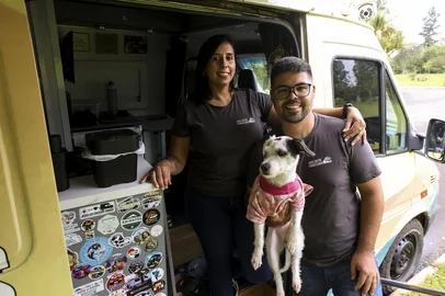 CANOAS, RS, BRASIL, 01-10-2025: Os gaúchos Vitor Santos Moraes e Daiane Couto da Silva, junto à pet Gaia, viajam de motorhome pelas Américas. Durante um ano, passaram pelo Uruguai, Argentina, Chile e Paraguai. O casal agora tem planos de passar pelos demais países rumo ao Alasca. Foto: Camila Hermes/Agencia RBS<!-- NICAID(16137135) -->
