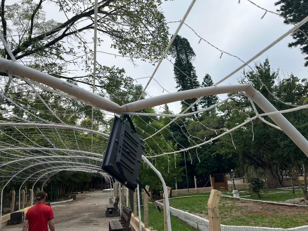 Estrutura do Mar&ccedil;o Lil&aacute;s &eacute; vandalizada na Pra&ccedil;a Tamandar&eacute;, em Rio Grande