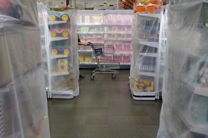 No Bourbon, a maior parte dos clientes reagia com curiosidade, tentando espiar quais produtos haviam sido isolados