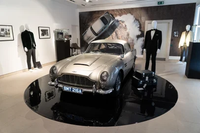 An Aston Martin DB5 stunt car from the film "No Time to Die" is displayed during a photocall ahead of the "Sixty Years of James Bond" auction at Christie's auction house in London on September 26, 2022. (Photo by Niklas HALLE'N / AFP)<!-- NICAID(15220373) -->