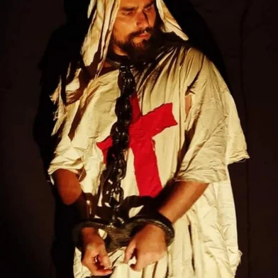 Neste sábado (06), a partir das 20h, o Anfiteatro Ivo Antônio Da Rold da Fundação Casa das Artes recebe o espetáculo teatral “O Processo Templário e o Mito de Baphomet”. O espetáculo é liderado pelo ator John Vaz (foto), das novelas Vamp, Pedra Sobre Pedra e das Minisséries Amazônia e JK.<!-- NICAID(15420075) -->