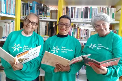 Vovós do grupo da Maturidade Ativa farão contação de histórias para crianças na Biblioteca do Sesc Caxias do Sul. Evento é gratuito e aberto à comunidade, que é convidada a participar.A ação “Tua avó me contou uma história” acontecerá em dois sábados, dias 20 de maio e 24 de junho, com início às 11h30, quando as convidadas dividirão algumas histórias dos livros e de suas infâncias, com o público infantil.<!-- NICAID(15426140) -->