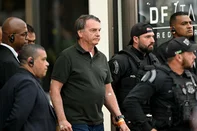 Former Brazilian President (2019-2022) Jair Bolsonaro leaves the DF Star hospital in Brasilia on September 14, 2025, after undergoing a series of medical examinations, as he remains under house arrest. Brazil's Supreme Court on September 11 sentenced firebrand ex-president Jair Bolsonaro to 27 years in prison for coup plotting at the end of a landmark trial that divided the nation and drew US fury. (Photo by EVARISTO SA / AFP)Editoria: POLLocal: BrasíliaIndexador: EVARISTO SASecao: trialsFonte: AFPFotógrafo: STF<!-- NICAID(16123851) -->