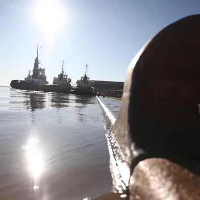 PORTO ALEGRE, RS, BRASIL, 25-06-2025: Cheia no Guaíba. Guaíba segue em tendência de cheia e se aproxima da cota de inundaçao no cais Mauá. Foto: Jonathan Heckler/Agência RBS<!-- NICAID(16066860) -->