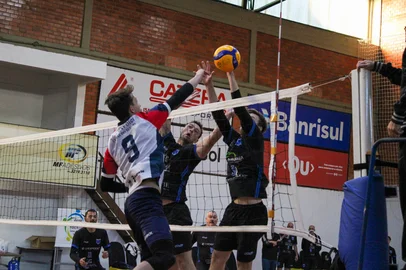 A Secretaria Municipal do Esporte e Lazer (SMEL) recebe inscrições para os Jogos Abertos de Voleibol Masculino. A competição tem programação para os dias 07,08,14,15,28 e 29 de junho. Cada equipe deverá inscrever, no mínimo oito, e no máximo, 20 jogadores. A categoria disputada será a Adulta, e a idade mínima para inscrição é 15 anos (nascidos em 2010 e anteriores).<!-- NICAID(16023431) -->