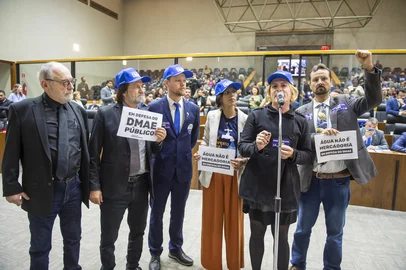 Movimentação de plenário. No microfone de apartes, a vereadora Natasha Ferreira. Bloco de oposição da Câmara de Porto Alegre se manifesta contra o projeto de concessão do Dmae.<!-- NICAID(16042692) -->
